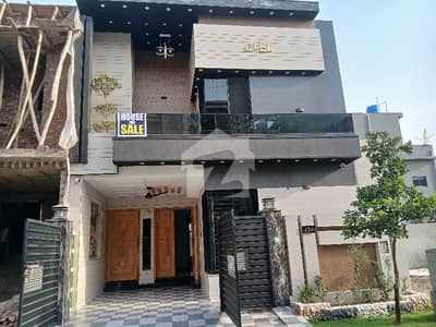 پارک ویو سٹی ۔ ایگزیکٹو بلاک پارک ویو سٹی,لاہور میں 4 کمروں کا 5 مرلہ مکان 2.4 کروڑ میں برائے فروخت۔