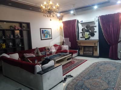 ڈی ایچ اے فیز 8 سابقہ ایئر ایوینیو ڈی ایچ اے فیز 8,ڈی ایچ اے ڈیفینس,لاہور میں 5 کمروں کا 1 کنال مکان 6.0 لاکھ میں کرایہ پر دستیاب ہے۔
