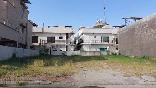 10 Marla Solid land heighted location plot for sale