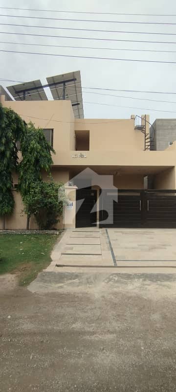 کالج روڈ لاہور میں 6 کمروں کا 12 مرلہ مکان 3.75 کروڑ میں برائے فروخت۔