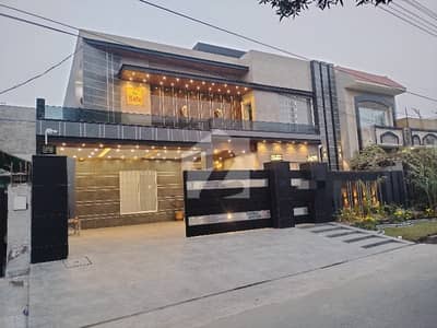 Prime Location: 1 Kanal Park-Facing Villa For Sale Location: Nasheman-E-Iqbal Phase 2 (Adjacent To Valencia & Wapda Town), Lahore. Demand: 6 Crore 50 Lac (Negotiable