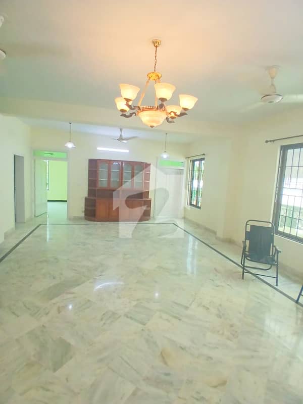 Well-Maintained Independent 4 Bed Portion For Rent in F-11 Well-Maintained Independent 4 Bed Portion For Rent in F-11
