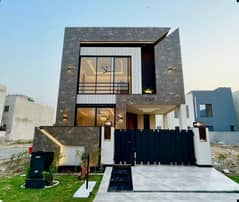 5 MARLA ELEGANT AND FULLY MAINTAINED SUPER HOT LOCATED HOUSE IS AVAILABLE FOR RENT IN BLOCK D OF DHA PHASE 6. IDEAL FOR COMFORTABLE FAMILY LIVING.