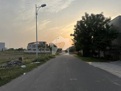 ڈی ایچ اے فیز 7 - بلاک یو فیز 7,ڈیفنس (ڈی ایچ اے),لاہور میں 1 کنال رہائشی پلاٹ 3.88 کروڑ میں برائے فروخت۔ ڈی ایچ اے فیز 7 - بلاک یو فیز 7,ڈیفنس (ڈی ایچ اے),لاہور میں 1 کنال رہائشی پلاٹ 3.88 کروڑ میں برائے فروخت۔