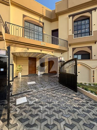 Designer 10 Marla Park Face House For Sale
