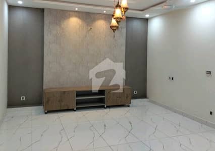 بحریہ ٹاؤن سیکٹر سی بحریہ ٹاؤن,لاہور میں 3 کمروں کا 5 مرلہ مکان 1.8 کروڑ میں برائے فروخت۔