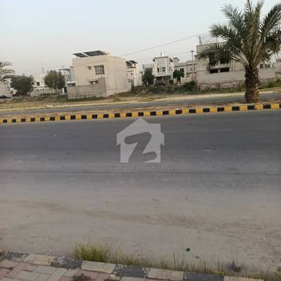 one kanal plot in S block on pine Evenue road