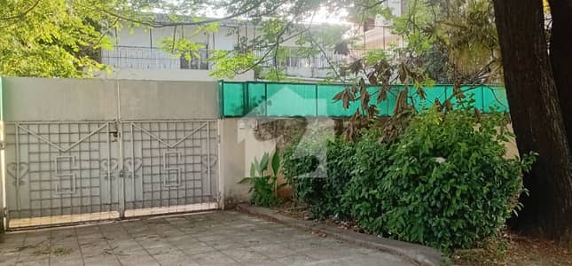 35*70 cda transfer top location house available in g-9/4 near metro Station 9th avenue near service road 35*70 cda transfer top location house available in g-9/4 near metro Station 9th avenue near service road