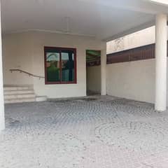 کیولری گراؤنڈ لاہور میں 4 کمروں کا 15 مرلہ مکان 2.2 لاکھ میں کرایہ پر دستیاب ہے۔