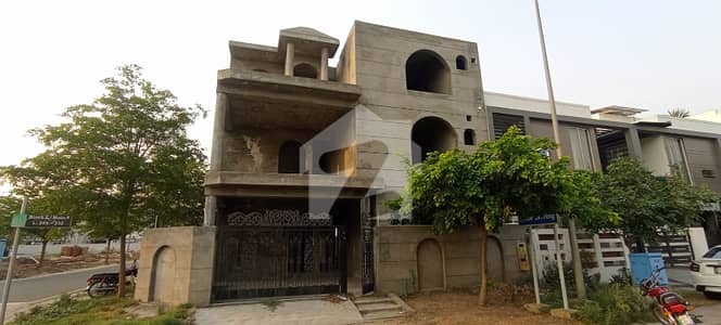 Corner In Dream Gardens - Block E House For sale Sized 9 Marla