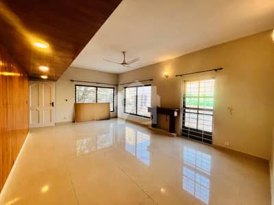 Spacious 2 Kanal 5 Beds Maintained Luxury House Available For Rent in E7