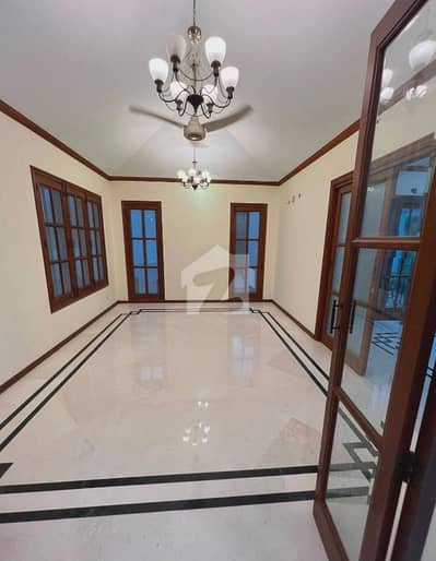 Phase 8 500 YD Bungalow Upper Portion For Rent