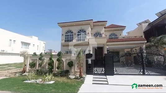 ڈی ایچ اے فیز 8 ڈیفنس (ڈی ایچ اے),لاہور میں 6 کمروں کا 1 کنال مکان 13.0 کروڑ میں برائے فروخت۔ ڈی ایچ اے فیز 8 ڈیفنس (ڈی ایچ اے),لاہور میں 6 کمروں کا 1 کنال مکان 13.0 کروڑ میں برائے فروخت۔