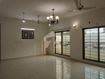 10 MARLA 3 BEDROOM APARTMENT AVAILABLE FOR RENT