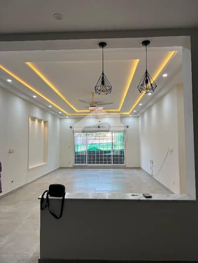1Kanal house Available for Rent
