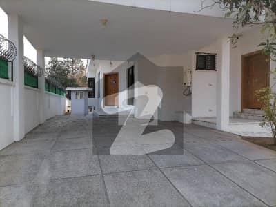 F-8 House Sized 622 Square Yards Is Available
