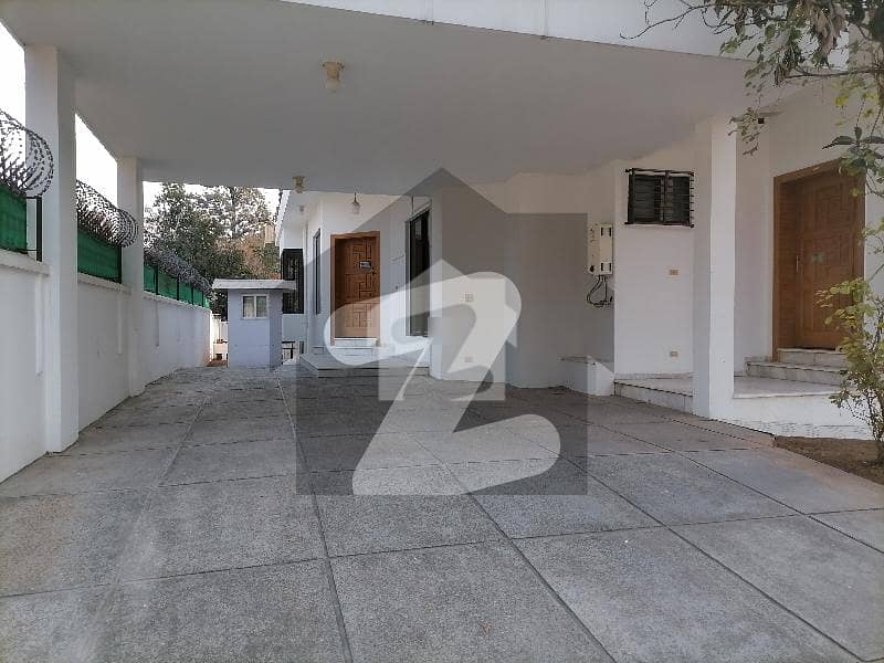 F-8 House Sized 622 Square Yards Is Available F-8 House Sized 622 Square Yards Is Available