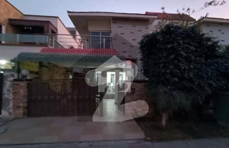 بحریہ ٹاؤن سفاری ولاز بحریہ ٹاؤن سیکٹر B,بحریہ ٹاؤن,لاہور میں 4 کمروں کا 11 مرلہ مکان 3.25 کروڑ میں برائے فروخت۔ بحریہ ٹاؤن سفاری ولاز بحریہ ٹاؤن سیکٹر B,بحریہ ٹاؤن,لاہور میں 4 کمروں کا 11 مرلہ مکان 3.25 کروڑ میں برائے فروخت۔