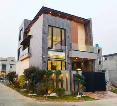 Corner House with Prime Location Near Park & Mall Corner House with Prime Location Near Park & Mall