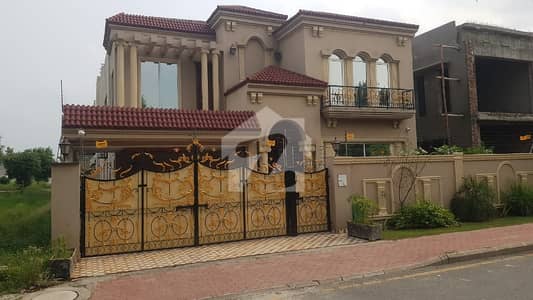 بحریہ ٹاؤن لاہور میں 5 کمروں کا 1 کنال مکان 6.7 کروڑ میں برائے فروخت۔ بحریہ ٹاؤن لاہور میں 5 کمروں کا 1 کنال مکان 6.7 کروڑ میں برائے فروخت۔