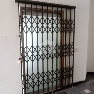 ایم ایم عالم روڈ گلبرگ,لاہور میں 7 مرلہ Studio دفتر 1.25 لاکھ میں کرایہ پر دستیاب ہے۔