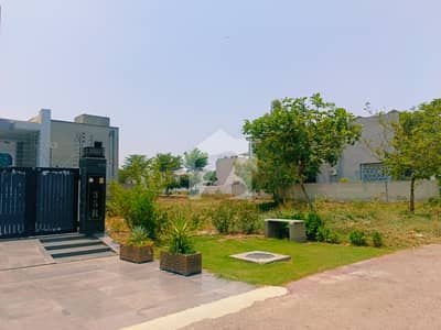 ڈی ایچ اے فیز 4 - بلاک ڈبل سی فیز 4,ڈیفنس (ڈی ایچ اے),لاہور میں 1 کنال رہائشی پلاٹ 5.1 کروڑ میں برائے فروخت۔