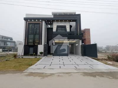 ایل ڈی اے ایوینیو ۔ بلاک جے ایل ڈی اے ایوینیو,لاہور میں 6 کمروں کا 10 مرلہ مکان 4.5 کروڑ میں برائے فروخت۔