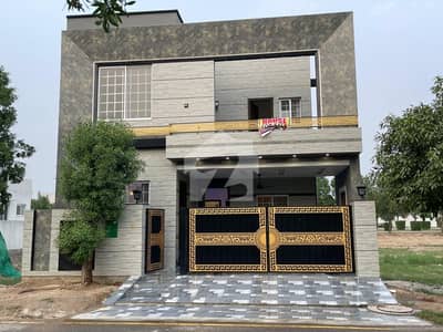 FACING PARK BRAND NEW HOUSE 8 MARLA AVAILABLE FOR SALE IN BAHRIA ORCHARD