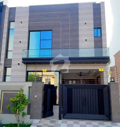 Avail Yourself A Great Prime Location 5 Marla House In Central Park - Block A1