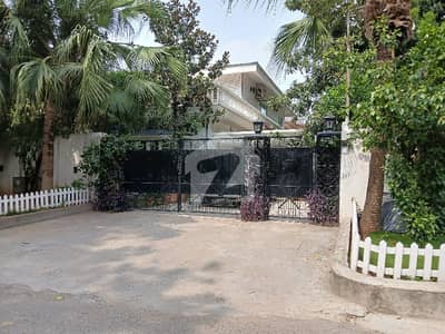 555 square yards cda transfer top location house available in f-10/1 near double road wide street 555 square yards cda transfer top location house available in f-10/1 near double road wide street