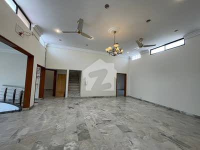 ڈی ایچ اے فیز 4 ڈی ایچ اے ڈیفینس,کراچی میں 4 کمروں کا 1 کنال مکان 13.5 کروڑ میں برائے فروخت۔