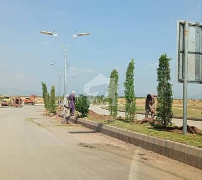 مارگلہ انکلیو مارگلہ ایونیو,اسلام آباد میں 5 مرلہ رہائشی پلاٹ 1.8 کروڑ میں برائے فروخت۔