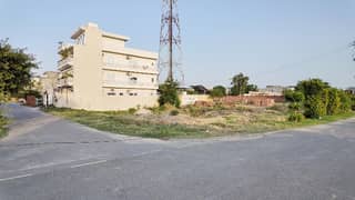 Corner Residential Plot Spread Over 18 Marla In Metro City Available