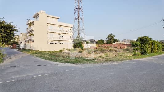 Corner Residential Plot Spread Over 18 Marla In Metro City Available