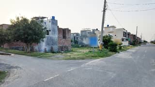 Corner Metro City 10 Marla Residential Plot Up For sale