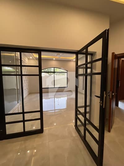 10 Marla Park Facing Brand New Designer House Available For Sale  just 2 Mnt Drive From the Main Gate!!