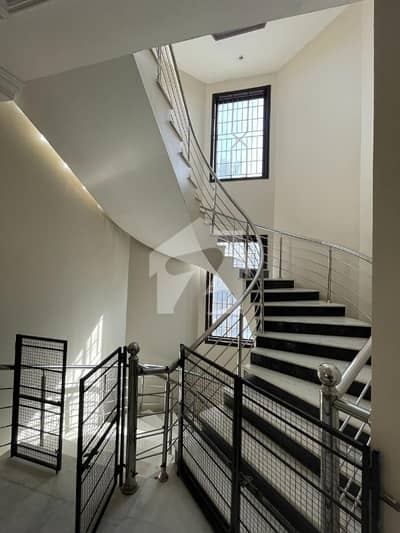BUNGALOW FOR RENT COMMERCIAL USE ONLY   Clifton Block 5, Karachi  Near Masjid   Property Highlights:  500 Sq. Yards  6 Spacious Rooms  2 Kitchens  Spacious Garden  Peaceful & Silent Location  Ideal for Software House & Other Commercial