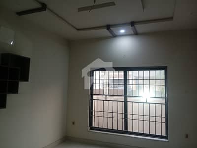 واپڈا سٹی فیصل آباد میں 2 کمروں کا 10 مرلہ زیریں پورشن 60.0 ہزار میں کرایہ پر دستیاب ہے۔ واپڈا سٹی فیصل آباد میں 2 کمروں کا 10 مرلہ زیریں پورشن 60.0 ہزار میں کرایہ پر دستیاب ہے۔