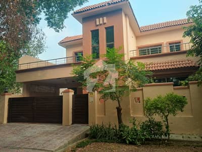 10 MARLA 4 BEDROOM HOUSE AVAILABLE FOR RENT
