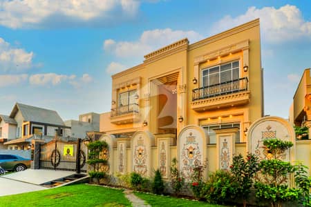 ڈی ایچ اے فیز 8 ڈیفنس (ڈی ایچ اے),لاہور میں 5 کمروں کا 1 کنال مکان 8.25 کروڑ میں برائے فروخت۔