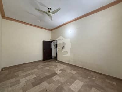4 Marla Flat / Office Available For Rent in Sabzazar