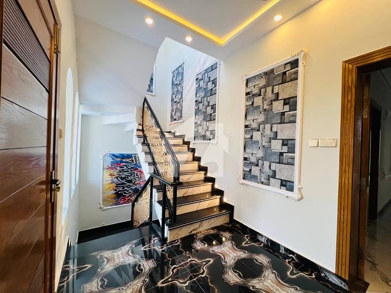 6 Bedroom Beautiful House With Beautiful Lawn. 6 Bedroom Beautiful House With Beautiful Lawn.