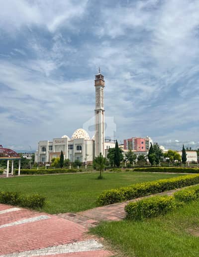 1kanal Solid Level Plot For Sale Available Near To Main Boulevard Near To Commercial And Park  Street -1