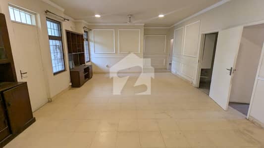 1 KANAL BEAUTIFUL HOUSE IN THE HEART OF MAIN CANTT (Askari-9) AVAILABLE FOR SALE 1 KANAL BEAUTIFUL HOUSE IN THE HEART OF MAIN CANTT (Askari-9) AVAILABLE FOR SALE