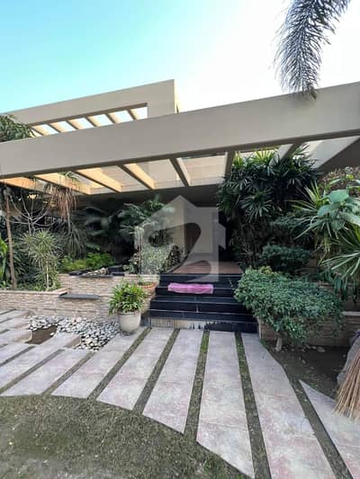 2 KANAL BEAUTIFULL HOUSE AVALIABLE FOR RENT FULL BASEMENT IN DHA PHASE 1