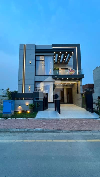 بحریہ ٹاؤن جناح بلاک بحریہ ٹاؤن سیکٹر ای,بحریہ ٹاؤن,لاہور میں 3 کمروں کا 5 مرلہ مکان 2.75 کروڑ میں برائے فروخت۔