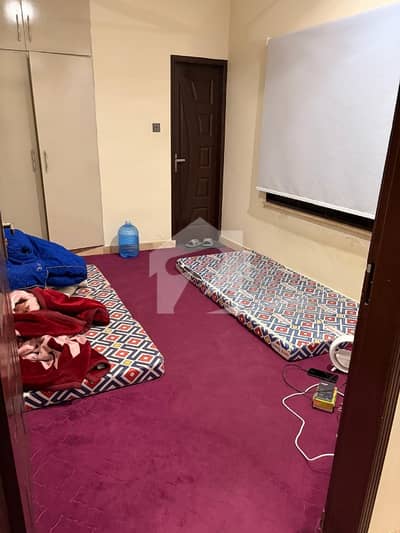 LUXURY 5 MARLA INDEPENDENT FLAT FOR RENT-PRIME LOCATION NEAR BY UMT UNIVERSTY ALL FACILITIES AVALIABLE E. T. C