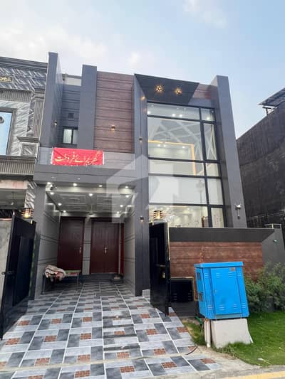 A Well Designed Facing Park House Is Up For sale In An Ideal Location In Lahore