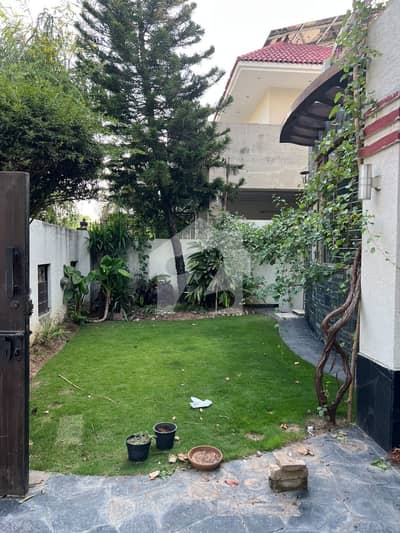 F-11 Beau 1 Kanal Three Storey House 8 Bedroom 3 Kitchen Nice Location Near Market Available For Rent F-11 Beau 1 Kanal Three Storey House 8 Bedroom 3 Kitchen Nice Location Near Market Available For Rent