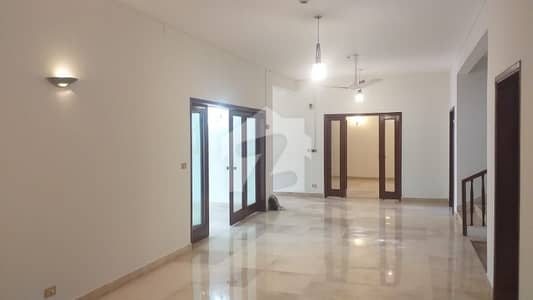 کلفٹن ۔ بلاک 4 کلفٹن,کراچی میں 8 کمروں کا 2 کنال مکان 20.0 لاکھ میں کرایہ پر دستیاب ہے۔